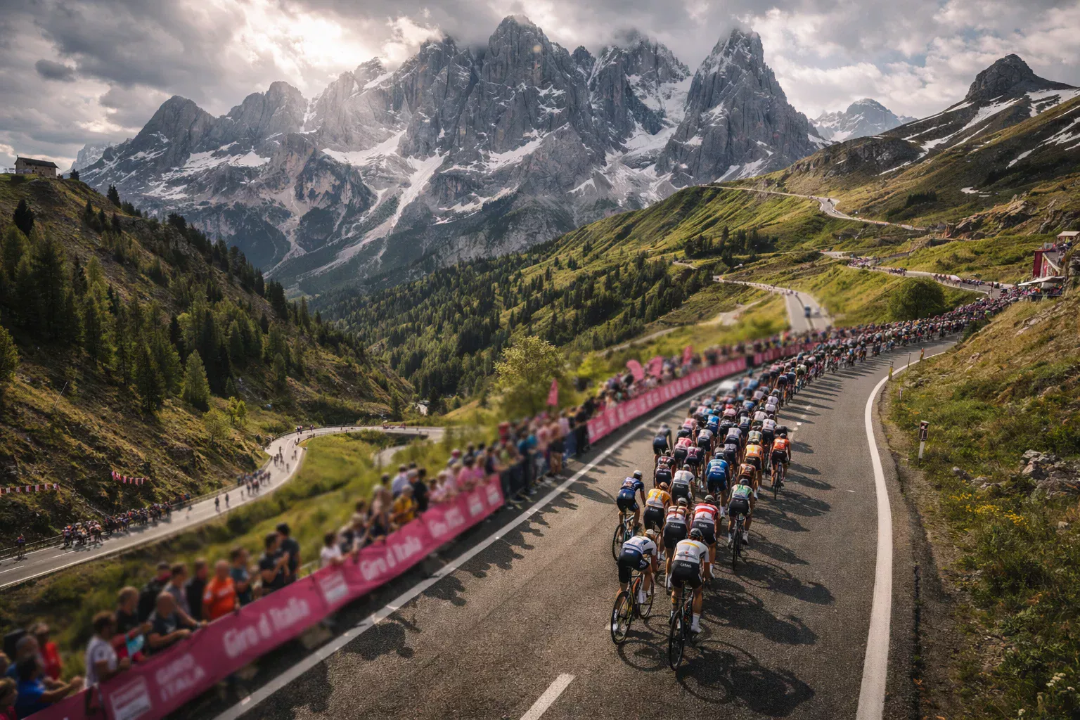 Pelotón del Giro de Italia ascendiendo un paso de los Dolomitas con picos nevados al fondo