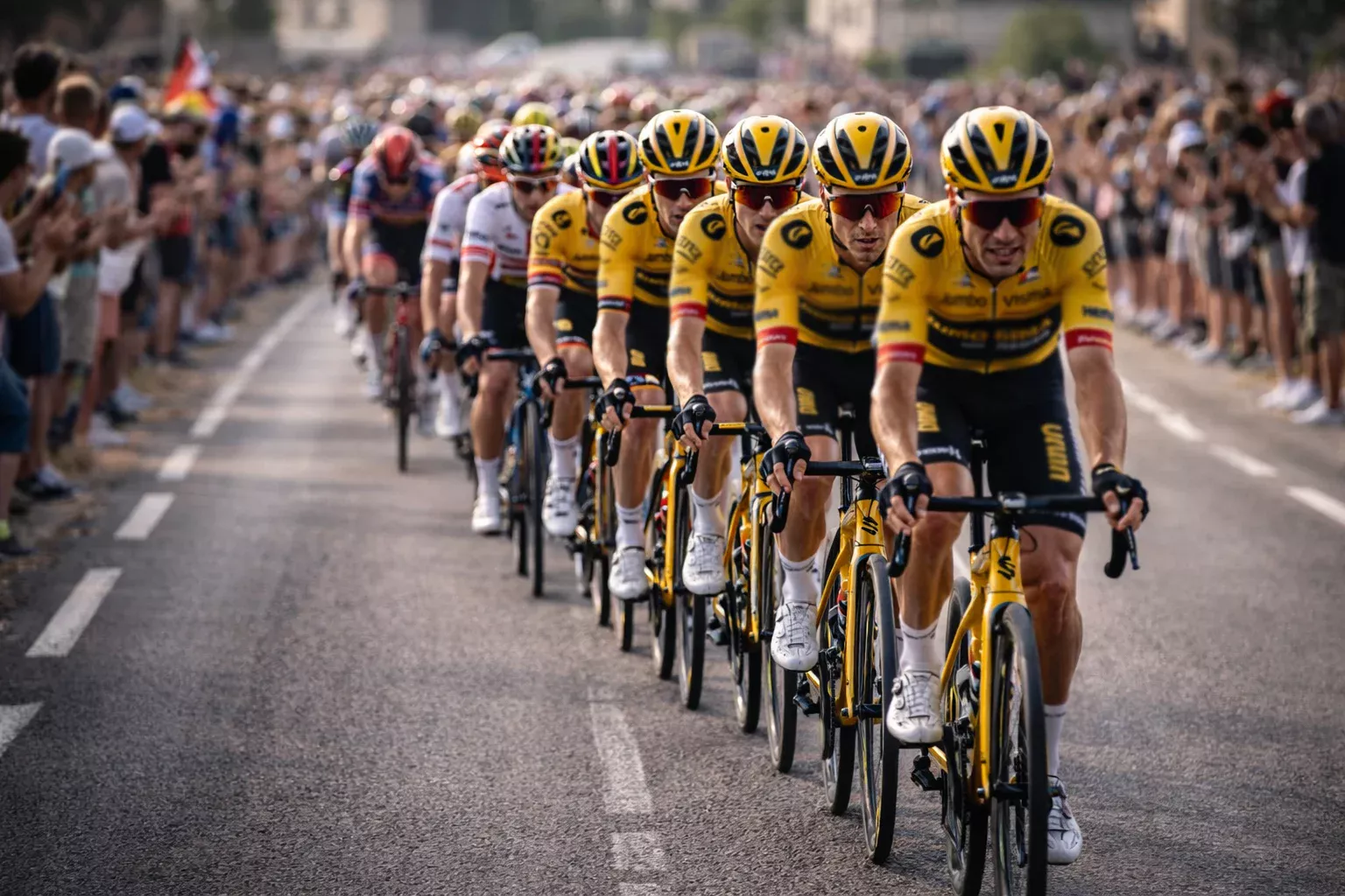 Equipo ciclista rodando en formación protegiendo a su líder en el pelotón