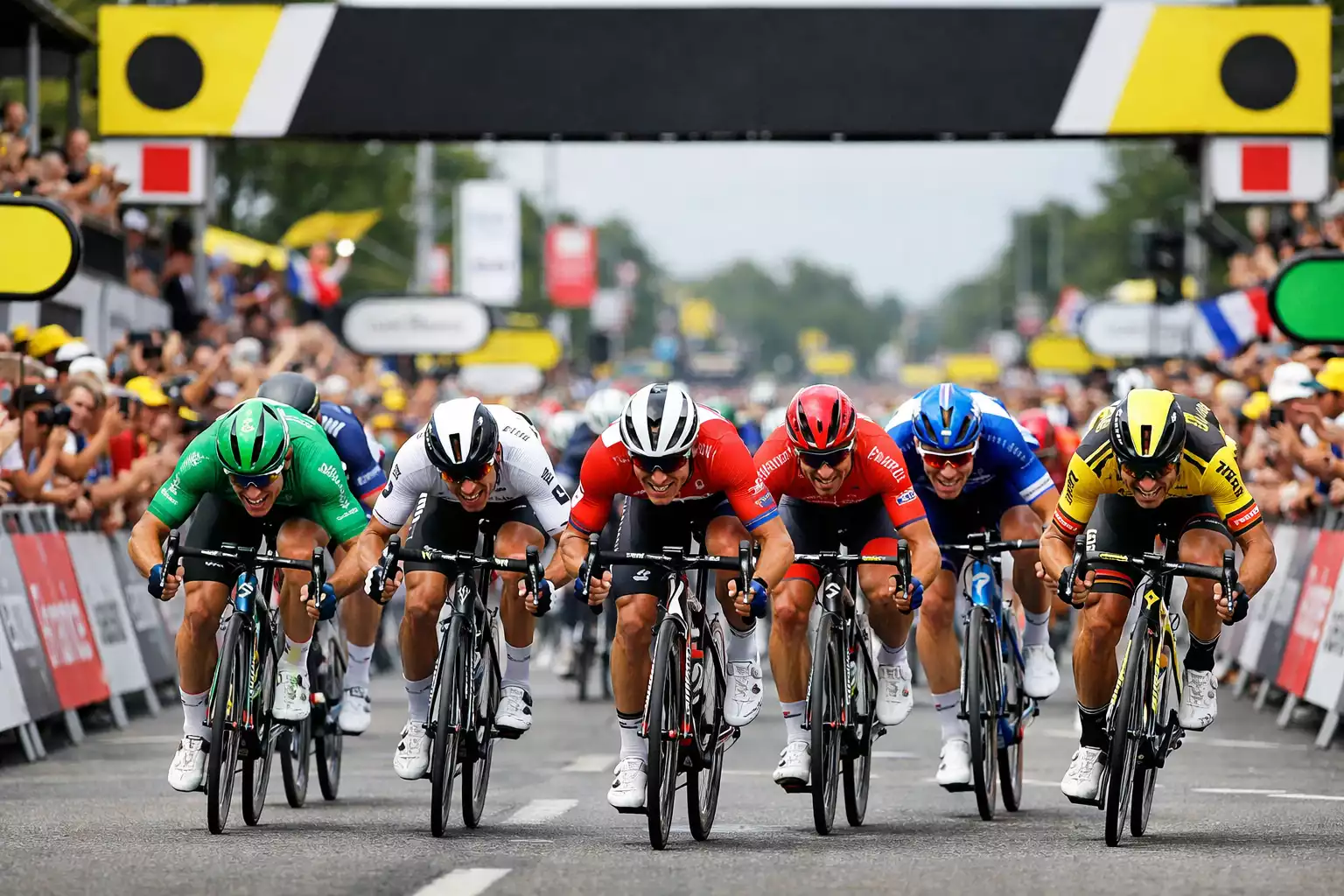 Sprint de llegada en una etapa llana del Tour de Francia