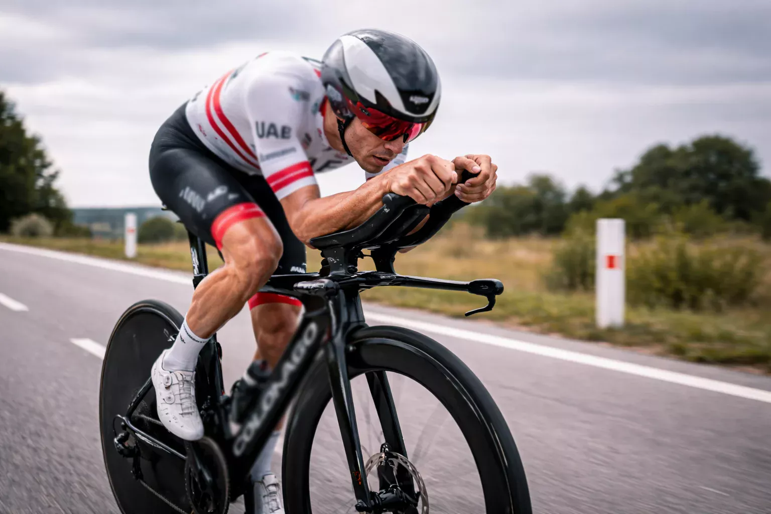 Ciclista en posición aerodinámica durante una contrarreloj individual con casco aerodinámico